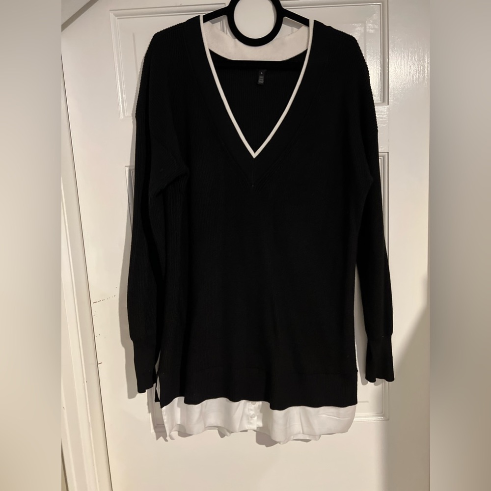 WHBM Black/white Vneck tunic sweater